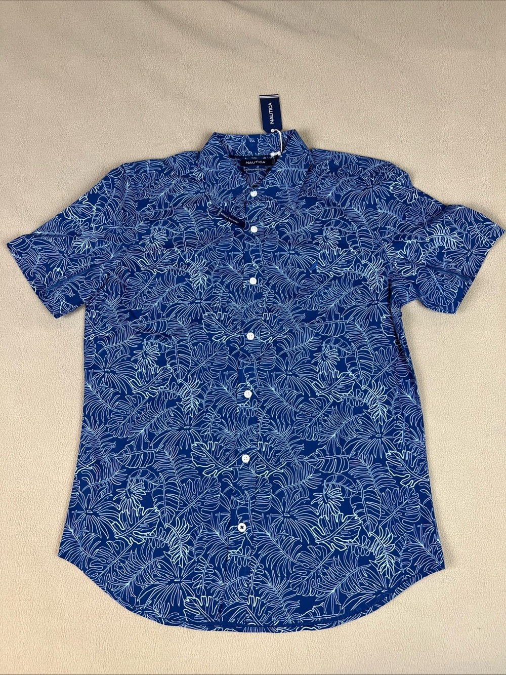 Nautica Wrinkle Resistant Short Sleeve Button Up Shirt. Tree, Travel. Sz Small